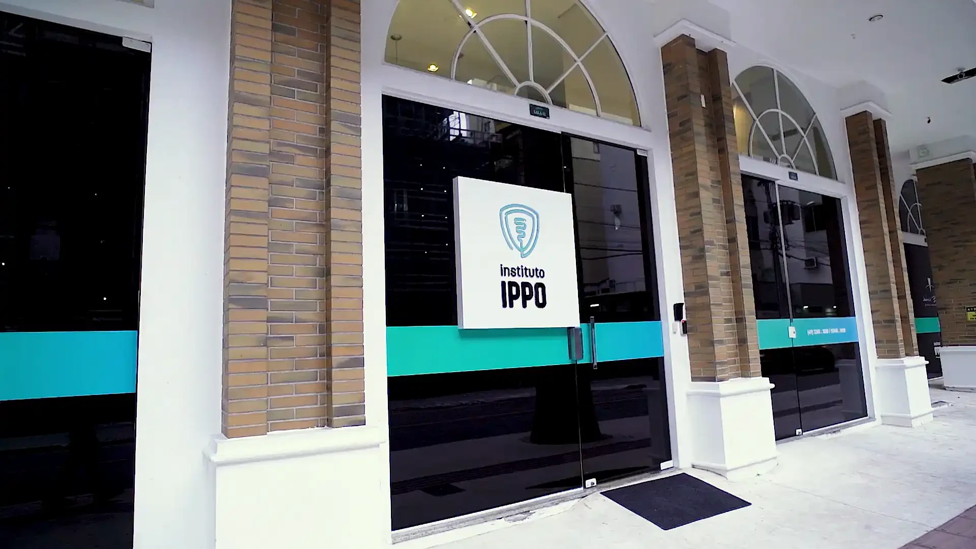 Entrada do Instituto IPPO, com o letreiro do instituto na porta de vidro