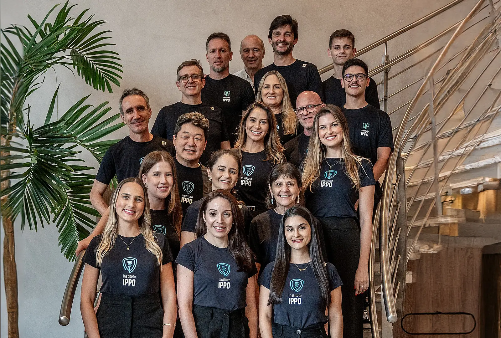 Equipe do Instituto IPPO reunida na escada da sede