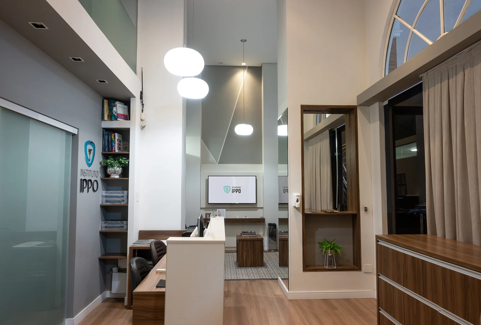 Sala de espera na sede do Instituto IPPO em Balneário Camboriú