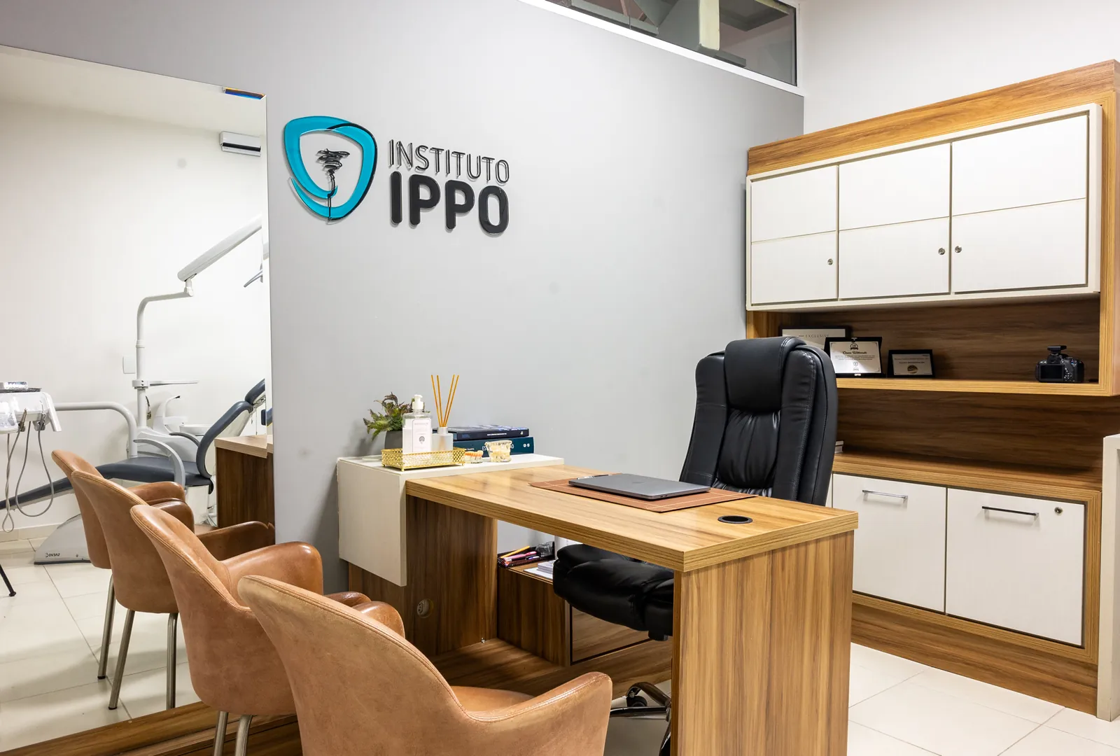 Sala de atendimento na sede do Instituto IPPO em Balneário Camboriú